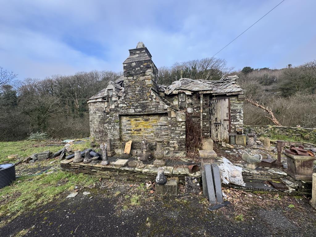 Lot: 63 - DETACHED BUNGALOW ON LARGE PLOT WITH DILAPIDATED BUILDING - View of the dilapidated outbuilding